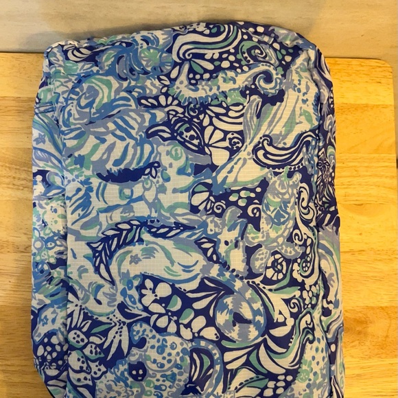 Lilly Pulitzer packing cube in a blue and white patterned fabric - Picture 7 of 9